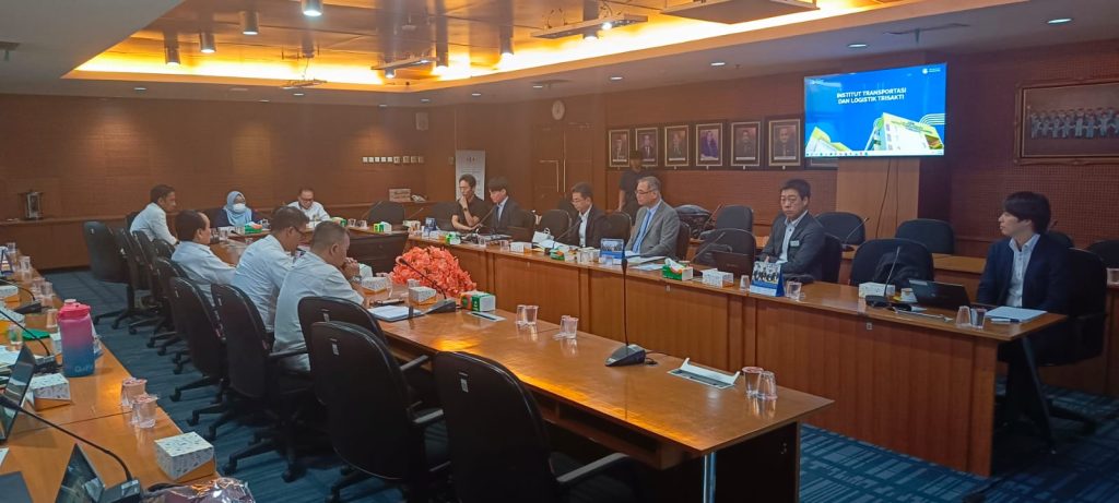 Pertemuan JARTS dan JR East bersama pimpinan ITL Trisakti, didampingi oleh Mugen Indonesia.